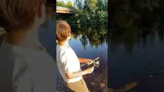 Mon fils apprend à pêcher