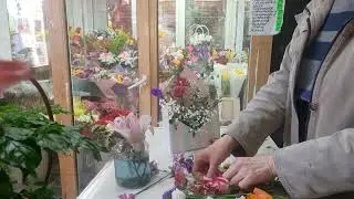 Композиция из цветов в конверте за 700 руб. Бюджетная композиция из цветов. Флористика.