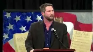 Kuran-ı Kerim'i Yere Fırlatan Amerikan Askeri