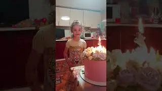 Сашенька и большой торт 