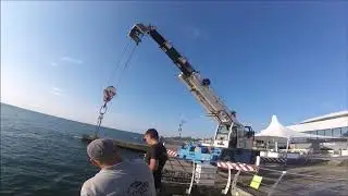 Подъемный кран на набережной в Одессе