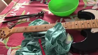 Trocando as cordas e limpando minha guitarra 👌🏻