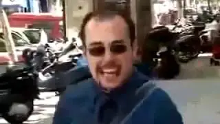 Сумашедший мужик пугает людей (Скрытая камера)