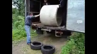 Горе-строители выгружают бетонное кольцо...