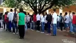 WhatsApp moan interrupts the national anthem at a school in Paraná.