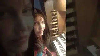 Seule dans l'église pour répéter mon morceau sur l'orgue