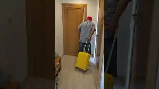 Я чемодан  выгуливаю...