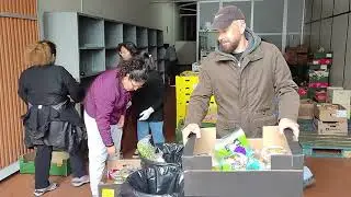 Reparten alimentos.
