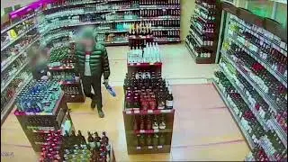 Мужчина крадет алкоголь, девушка-продавец бросается за ним. Он же крадет куртки в другом магазине