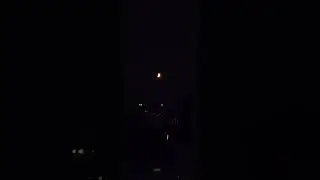 Жёлтый 🌙 и даже немного красный #полумесяц - летняя #ночь и прекрасная #луна светит сквозь темноту