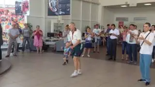 Мужик танцует на презентации авто