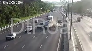 «Соболь» с номерами 21 региона попал в серьезное ДТП на МКАДе, водитель погиб