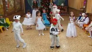 ПРИКОЛЬНЫЙ ТАНЕЦ БЕЛЫХ МЕДВЕДЕЙ. СМОТРИМ НА МЕДВЕДЯ В КЕПКЕ)))