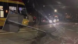 Wypadek na Pradze. Samochód uderzył w znak przy przejściu dla pieszych