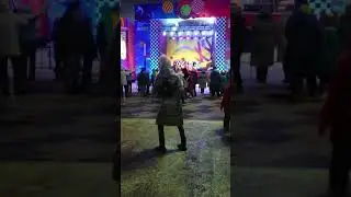 Жена танцует на Рождество