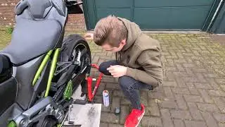 Hoe moet je de ketting bij een motor smeren?