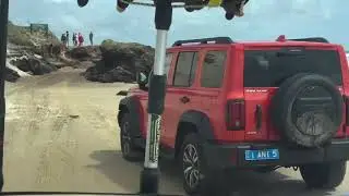 Tank cruised with ease through the infamous Ngkala Rocks on Fraser, after waiting for bogged prados