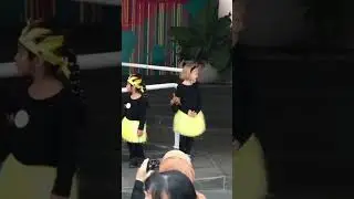 Anak Bule Nari Sajojo