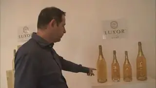 Il met de l'or dans son champagne