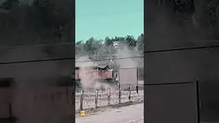 Поезд врезался в трак, застрявший на железнодорожных путях.    Реддинг, Калифорния