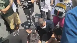 Hayatta kalmak için protesto yürüyüşü yapmak isteyen doktorlara polis biber gazıyla saldırdı.