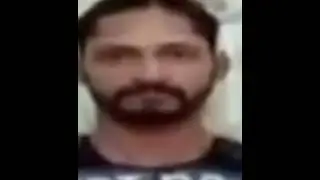 мужик стоит и смотрит