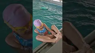 Трюк-сальтуха в басейні😊 Я плаваю в басейні🤗 #princesssofiashorts #басейн
