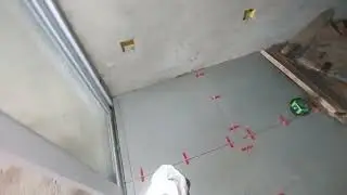 The flooring of Zé's house has begun.