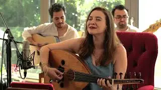 Ezgi Köker - Evlerinde Bir İpekten Halı Var