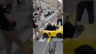 Бабуся їздила на дитячому «Ламборгіні» у центрі Львова