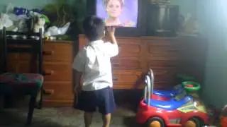 Alexander bailando HI5