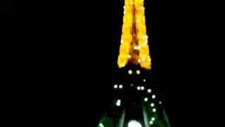 Torre Eiffel iluminada de noche - París - Francia