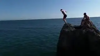 Прыжок в воду. Рыбкой с камня. Экстрим.