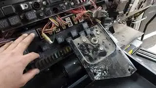 Маз .Снимаем и Смотрим моторчик стеклоочистителя.