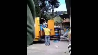 Como os funcionários dos Correios tratam as suas encomendas. 27/06/2015 Angra dos Reis - RJ