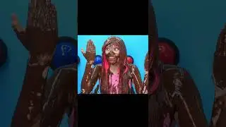 लड़की पर चॉकलेट पेस्ट डाला।