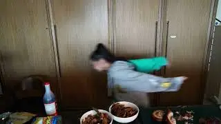 Bella Poarch do the Naruto run and ninja hand sign on stream