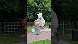 Ворвался на детскую площадку, чтобы поздравить с днем рождения
