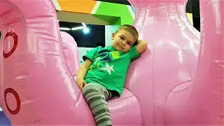 Діма, Мама і Тато у дитячому комплексі