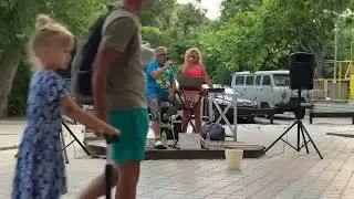 Тучи в голубом,исполняют Сергей Быстров и Маргарита Колокольцева