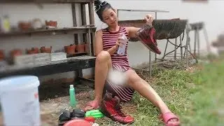 Tante Lagi Nyuci Sepatu Anunya Keliatan