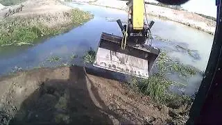 Landscape modifications. Water improvement. Cat 320EL.
