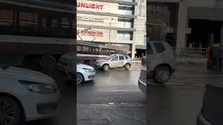 Трамвай сошёл с рельсов.