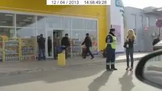 Довольный гаишник от автографа чуть не утонул в мусоре)