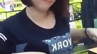 Cewek cantik penjaga counter HP
