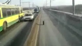 Tire rolls a mile on a highway / Колесо едит само по дороге