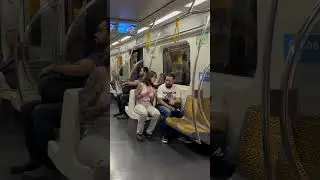 O que vcoe faria se recebesse uma rosa minha? #rosa #metro #trem ♥️