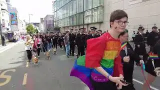 Polis ve Lgbt'liler Pride Yürüyüşünde Birlikte Yürüyor !!
