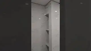 Скрытая ниша с полками из керамогранита.
