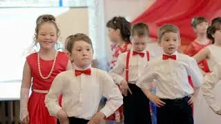 Топ, топ, топает малыш.Выпускники танцуют.